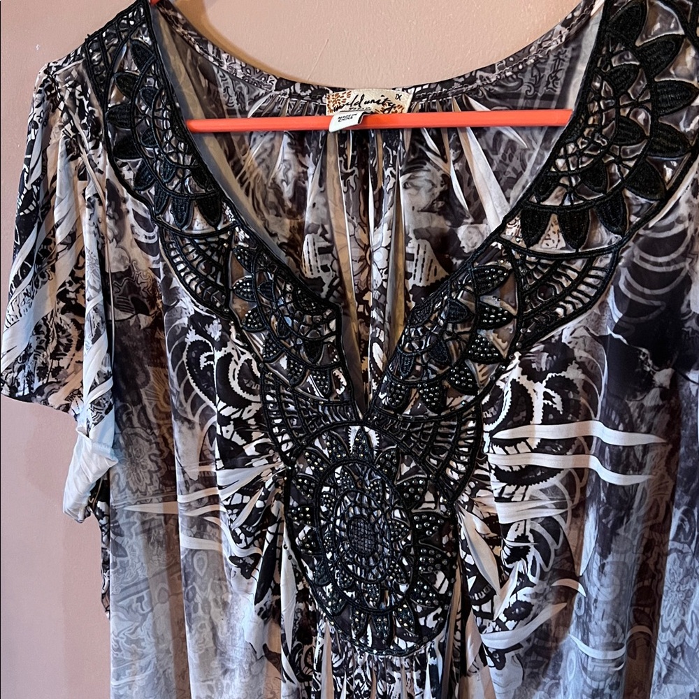 World Unity Woman 1X beautifully embellished tunic top. - Picture 5 of 5